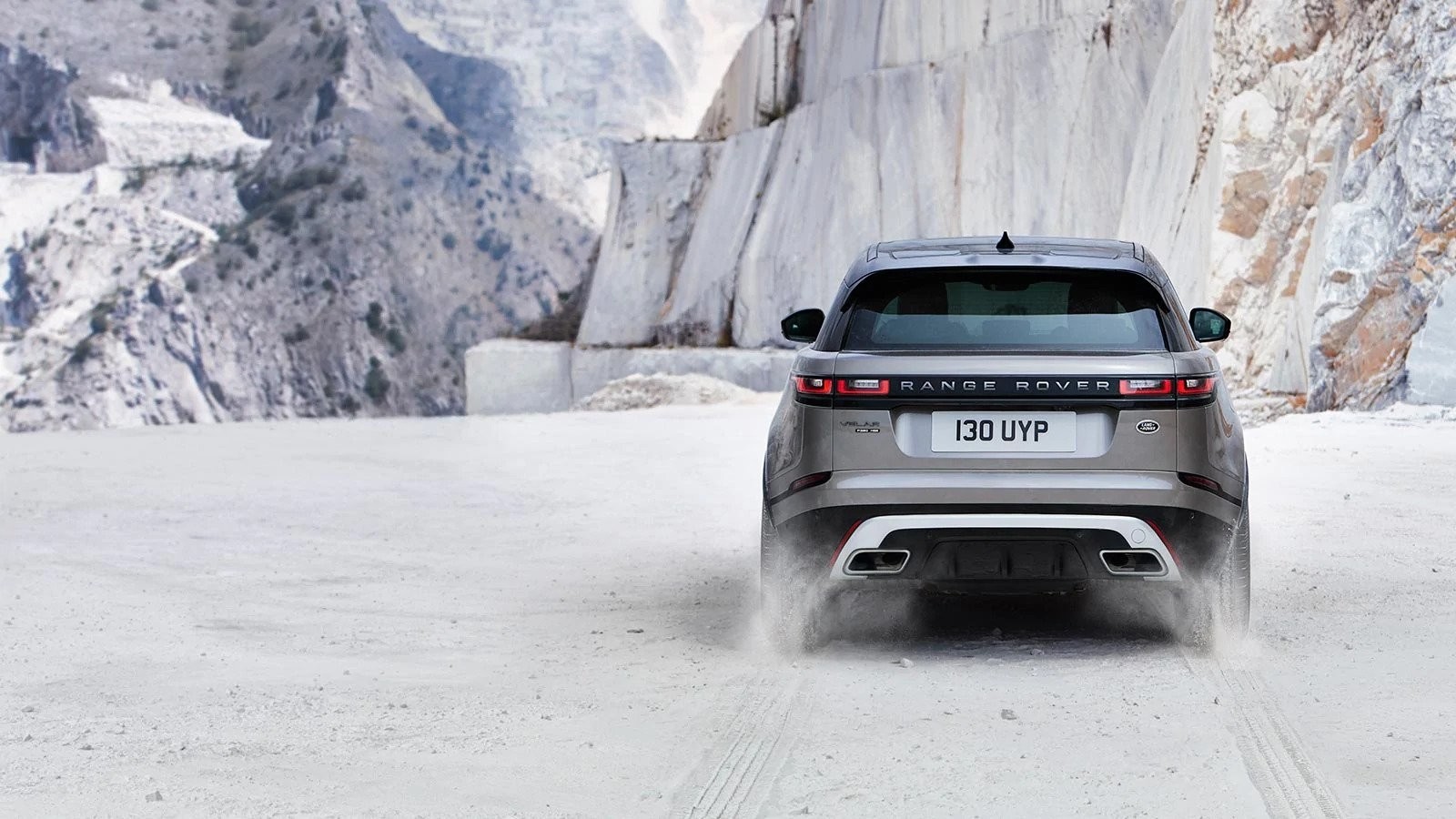 RANGE ROVER VELAR na štěrku